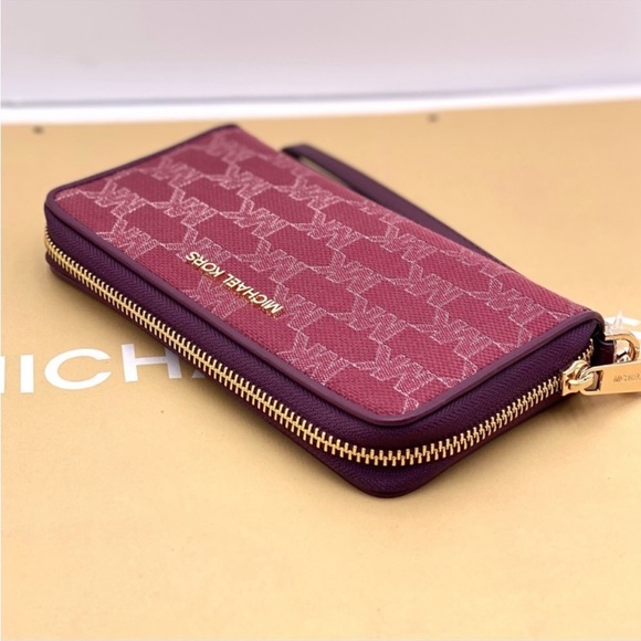 New Michael Kors Jet Set Travel
Large Phone
Case Wristlet Wallet MK Mulberry